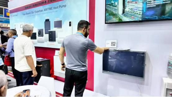 amitime-canton-fair-customer-viewing-heat-pump-products-1